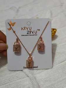 Kiyu Ziyu Anti Tarnish Earrings And Chain Pendant Set