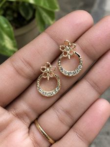 Gold Floral Rhinestone Drop Earrings 🌼