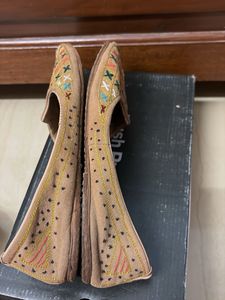 Embroidered Flat jutti / bellies