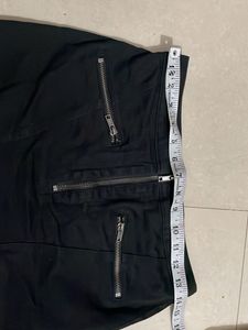 H&amp;M Chic Black Mini Skirt with Zippers