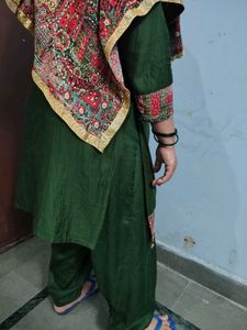 Elegant Emerald Green Kurta Set with Embroidered D
