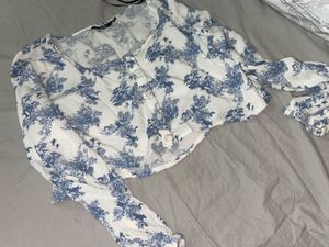 Chic Blue &amp; White Floral Cropped. :Size L Bl