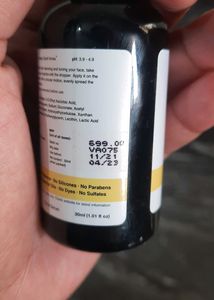 Minimalist vitamin C serum