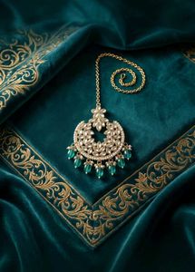 Elegant Kundan &amp; Pearl Jewellery Set