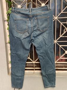Stylish Blue Denim Jeans with Zipper Accents