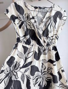 🚨sale🚨Monochrome Floral Maxi Dress