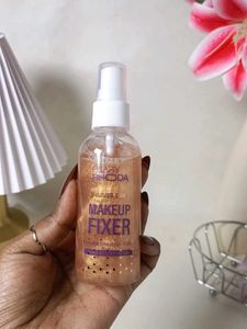 Hilary Rhoda Shimmer Makeup Fixer