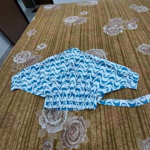 Blue &amp; White Wave Print Cropped Shirt