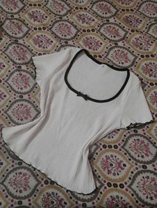 ❤️Ribbed White Top with Black Trim❤️