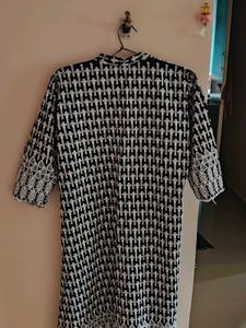 Chic Black &amp; White Embroidered Tunic