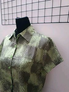 graphic shirt crop-top / green and black⁠*⁠.⁠✧