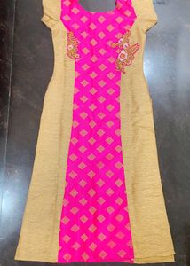 Stylish 💛🩷💃🏽Embroidered Kurta with side slits