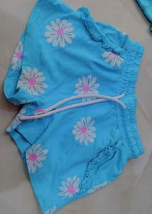 Cute Daisy Print Shorts