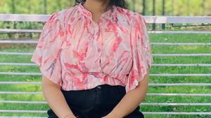 Abstract Marble Print Flutter-Sleeve Blouse