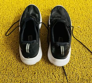 Nike Men's Black Darwin Sneakers(Original FYI)