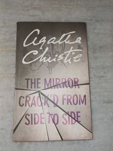 Agatha Christie:The mirror cracked from side to si