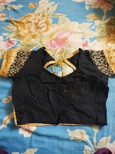 Design Blouse Size Is 34 But I Had Alter It Not Used Once Tried Only ..So 32 Or 34 Soze Can Grab It