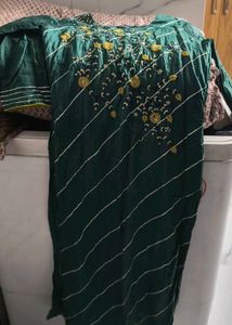 Elegant Green Kurta with Floral Embroidery