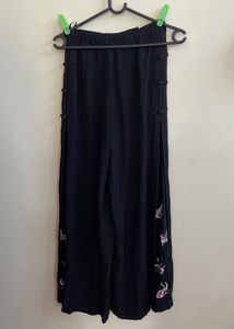 Chic Black Wide-Legged Pants