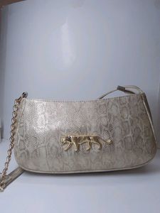 Elegant Gold Shoulder Bag with Leopard Emblem