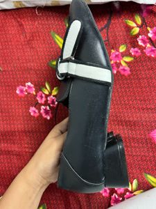 Chic Black Loafers with Bow Detail