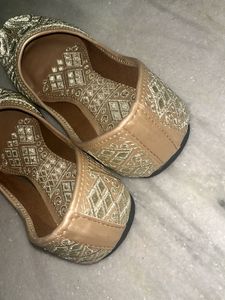 Elegant Golden Juttis