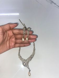 Sparkling Rhinestone Necklace with Pearl