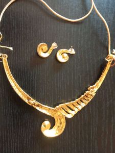 Elegant Gold Necklace and Earring Set
