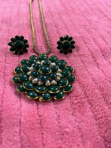 Elegant Green &amp; Pearl Necklace Set