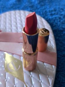 Charlotte Tilbury Lipstick - shade hollywood vixen
