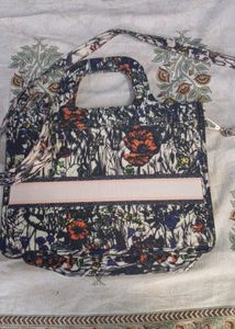 sling bag in black colour