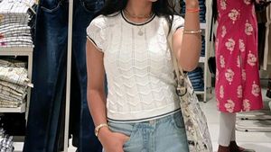 Chic White Knit Top