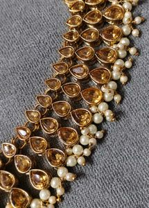Stunning Gold Tone Necklace with Pearls