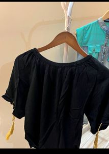 Price🔽Embroidered Black Top 🪡✨