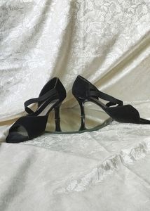 Black Strap Heels 🖤🪞
