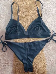 Black seamless bikini set.