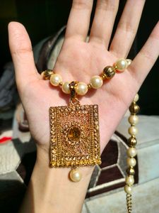 Elegant Pearl &amp; Gold Necklace