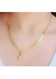 Elegant Gold Leaf Design Necklace