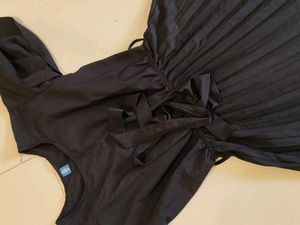 Elegant Black Pleated Midi Dress with Matching Bel