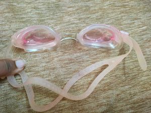Swimming goggles