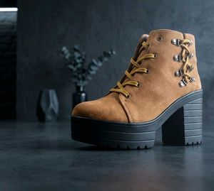 Chunky tan Platform Lace-Up Boots