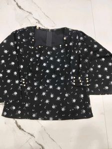 Beautiful Black Floral Top 🖤