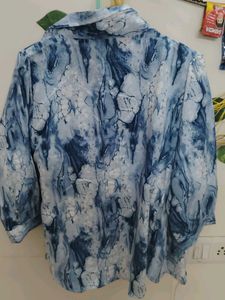 Stylish Blue Tie-Dye Top with White Inner