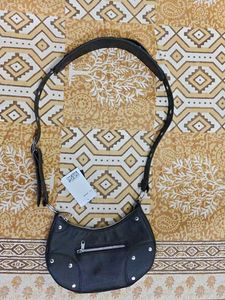h&amp;m black sling bag