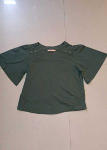 Green puffed sleeves top