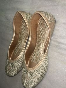Elegant Golden Juttis