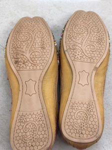 Embellished Golden Juttis