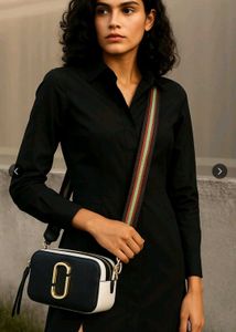 Chic Crossbody Bag with Stylish Strap