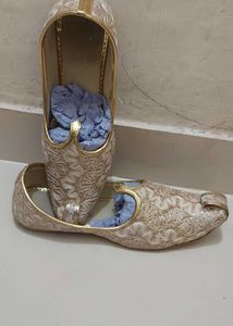 Elegant Gold Embroidered Jutti