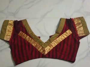 GentlyUsed Elegant MaroonBlouse withGoldenMotifs